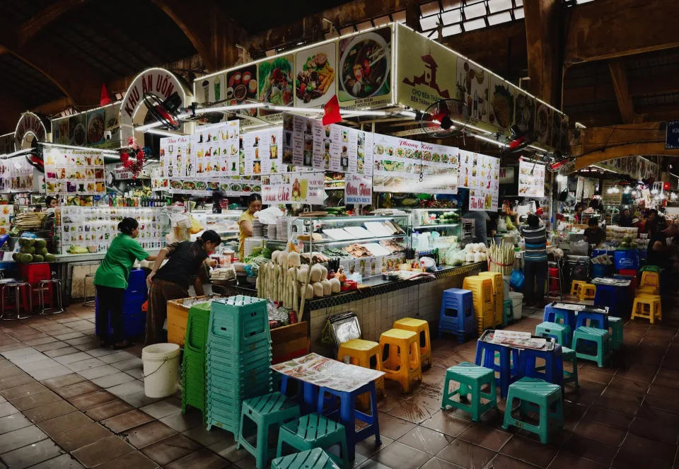 Ly trà trái cây trên bàn gỗ